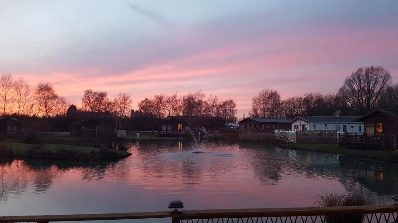 Luxury Lakeside Lodge L2 With Hot Tub Situated At Tattershall Lakes Country Park Bagian luar foto