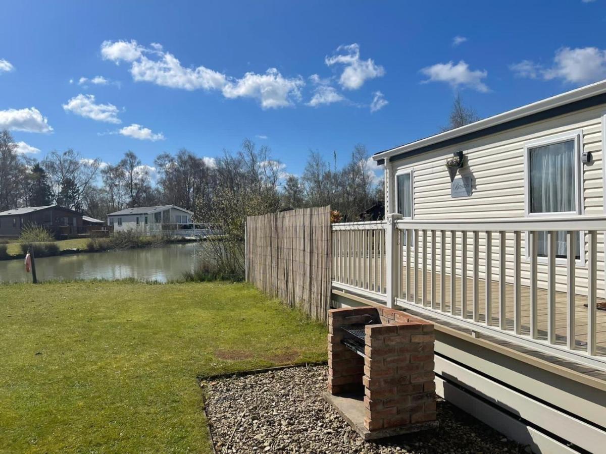 Luxury Lakeside Lodge L2 With Hot Tub Situated At Tattershall Lakes Country Park Bagian luar foto