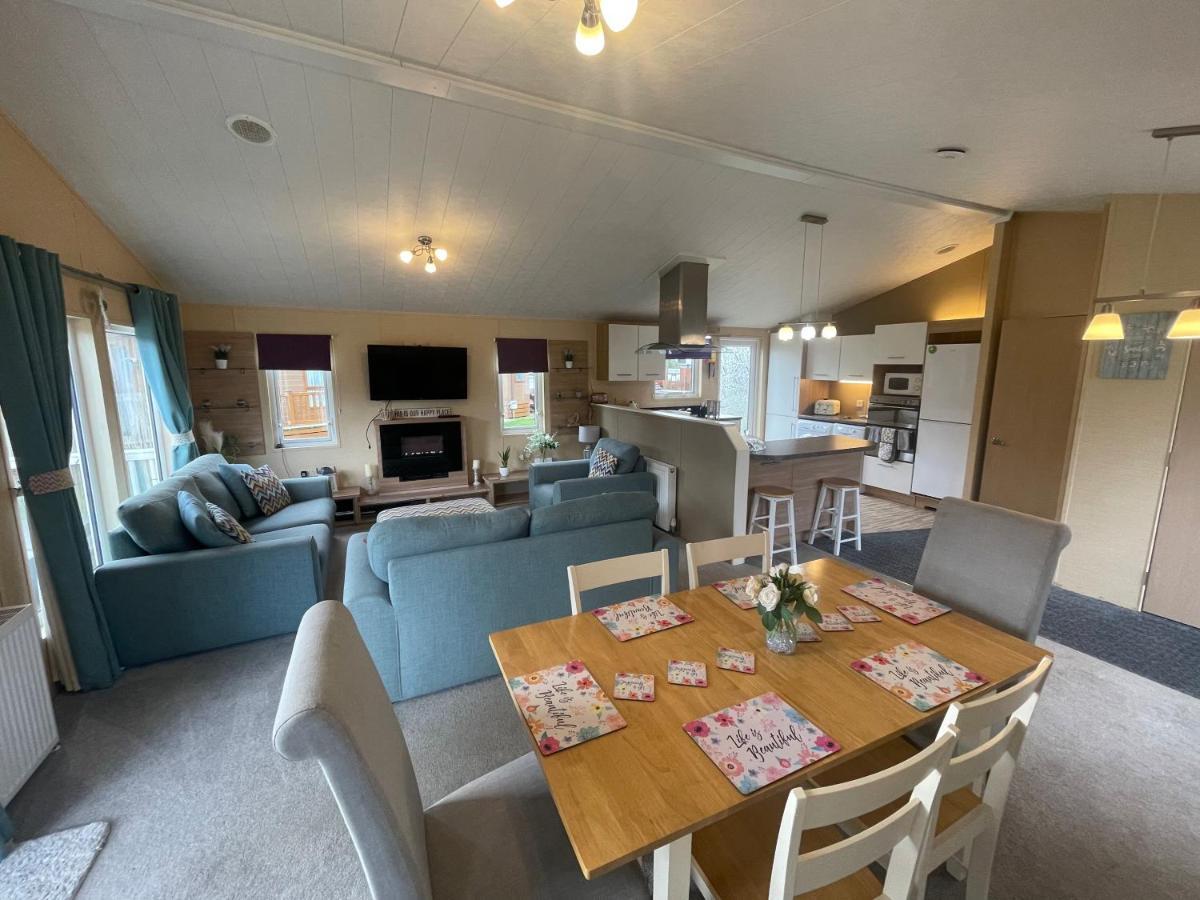 Luxury Lakeside Lodge L2 With Hot Tub Situated At Tattershall Lakes Country Park Bagian luar foto