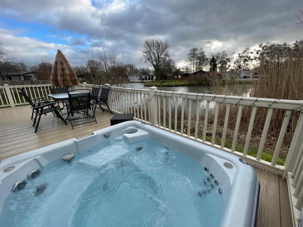 Luxury Lakeside Lodge L2 With Hot Tub Situated At Tattershall Lakes Country Park Bagian luar foto