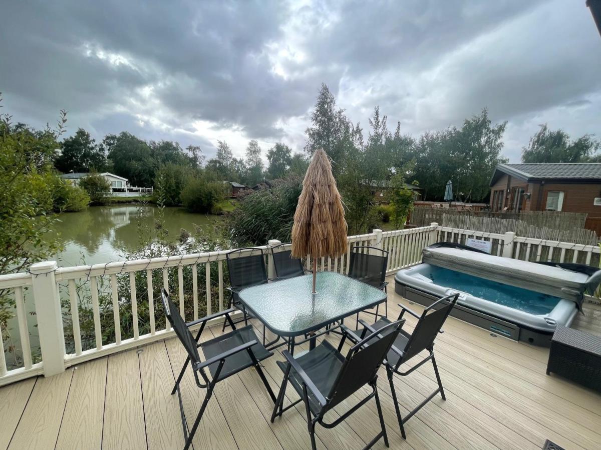 Luxury Lakeside Lodge L2 With Hot Tub Situated At Tattershall Lakes Country Park Bagian luar foto