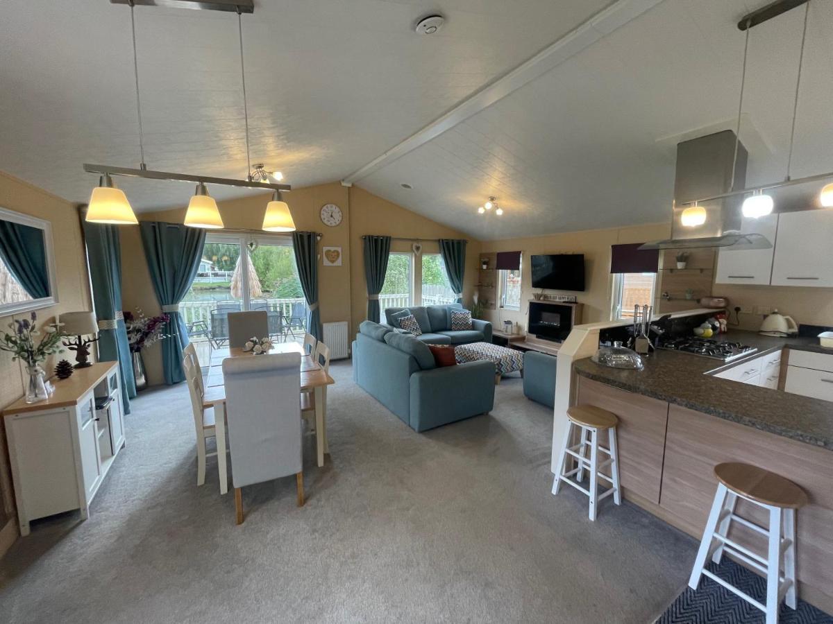 Luxury Lakeside Lodge L2 With Hot Tub Situated At Tattershall Lakes Country Park Bagian luar foto