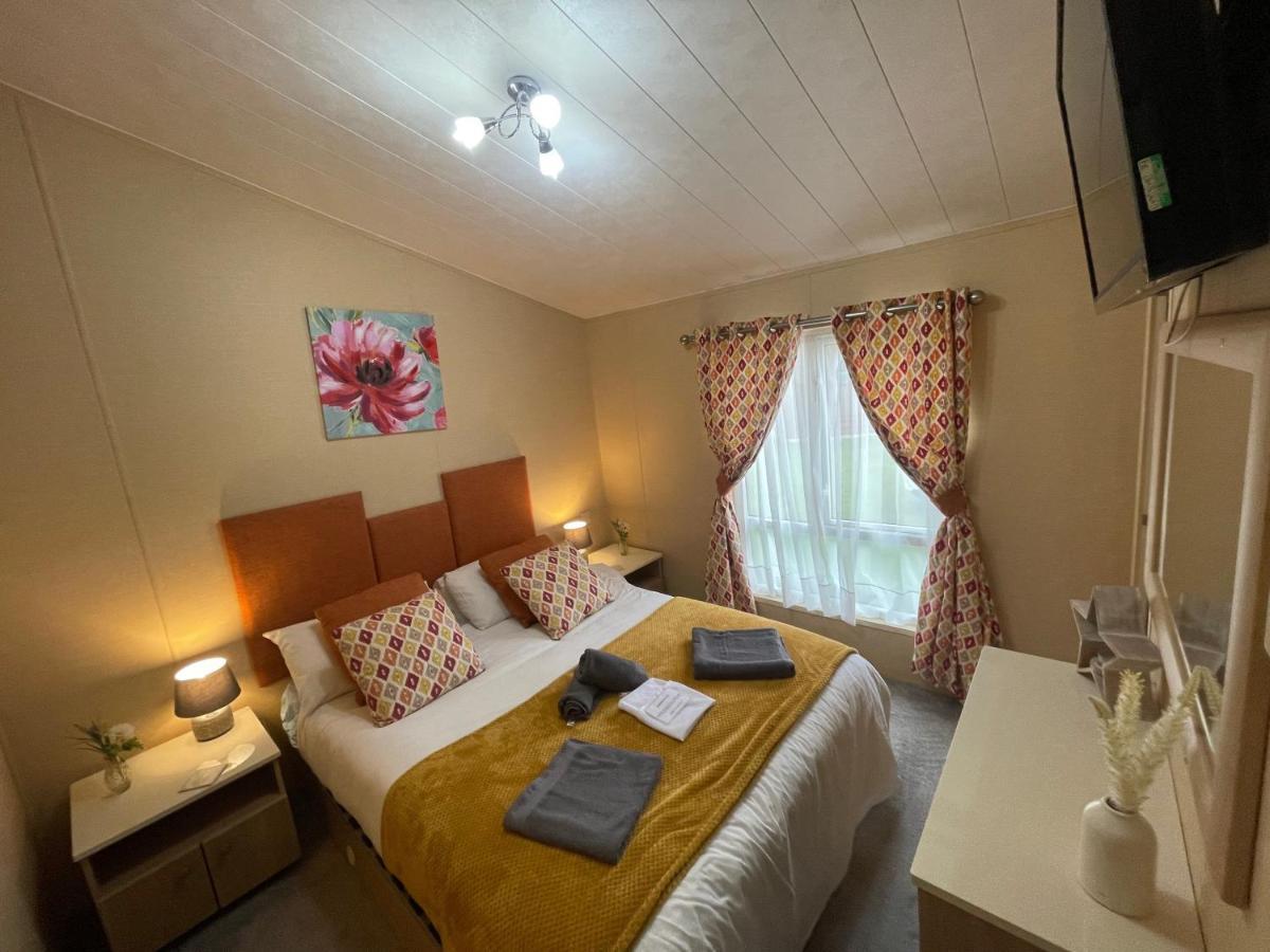 Luxury Lakeside Lodge L2 With Hot Tub Situated At Tattershall Lakes Country Park Bagian luar foto