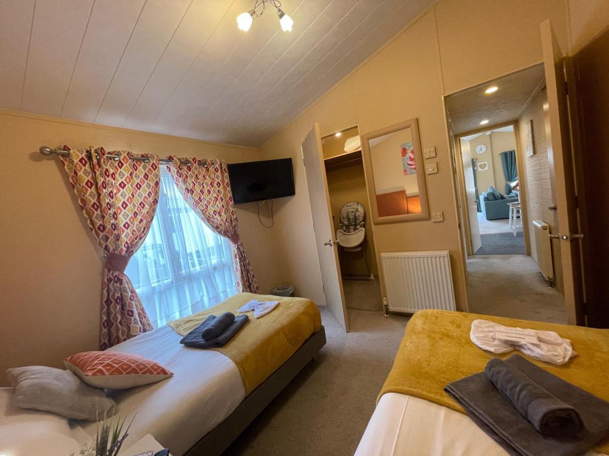 Luxury Lakeside Lodge L2 With Hot Tub Situated At Tattershall Lakes Country Park Bagian luar foto