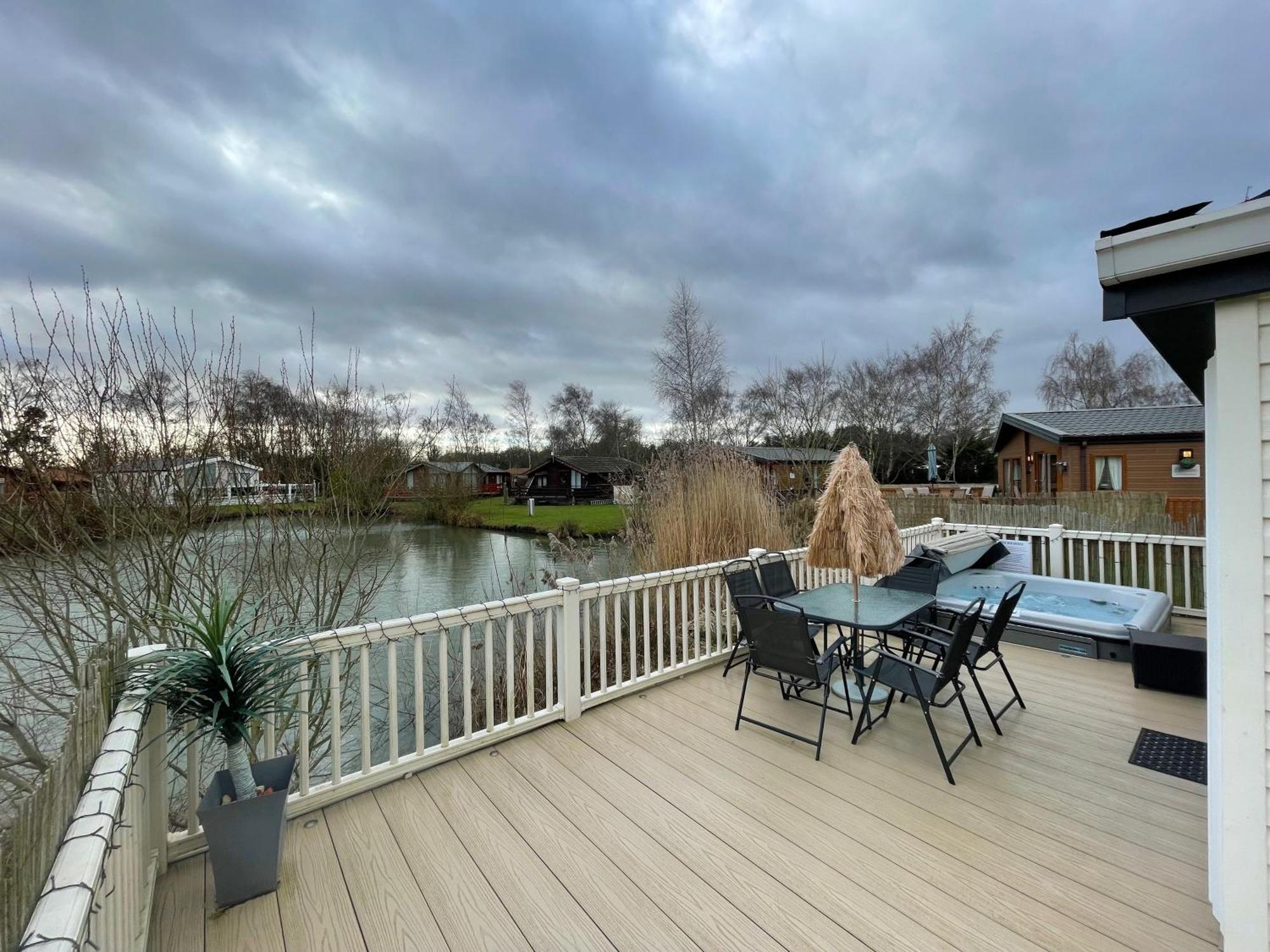 Luxury Lakeside Lodge L2 With Hot Tub Situated At Tattershall Lakes Country Park Bagian luar foto