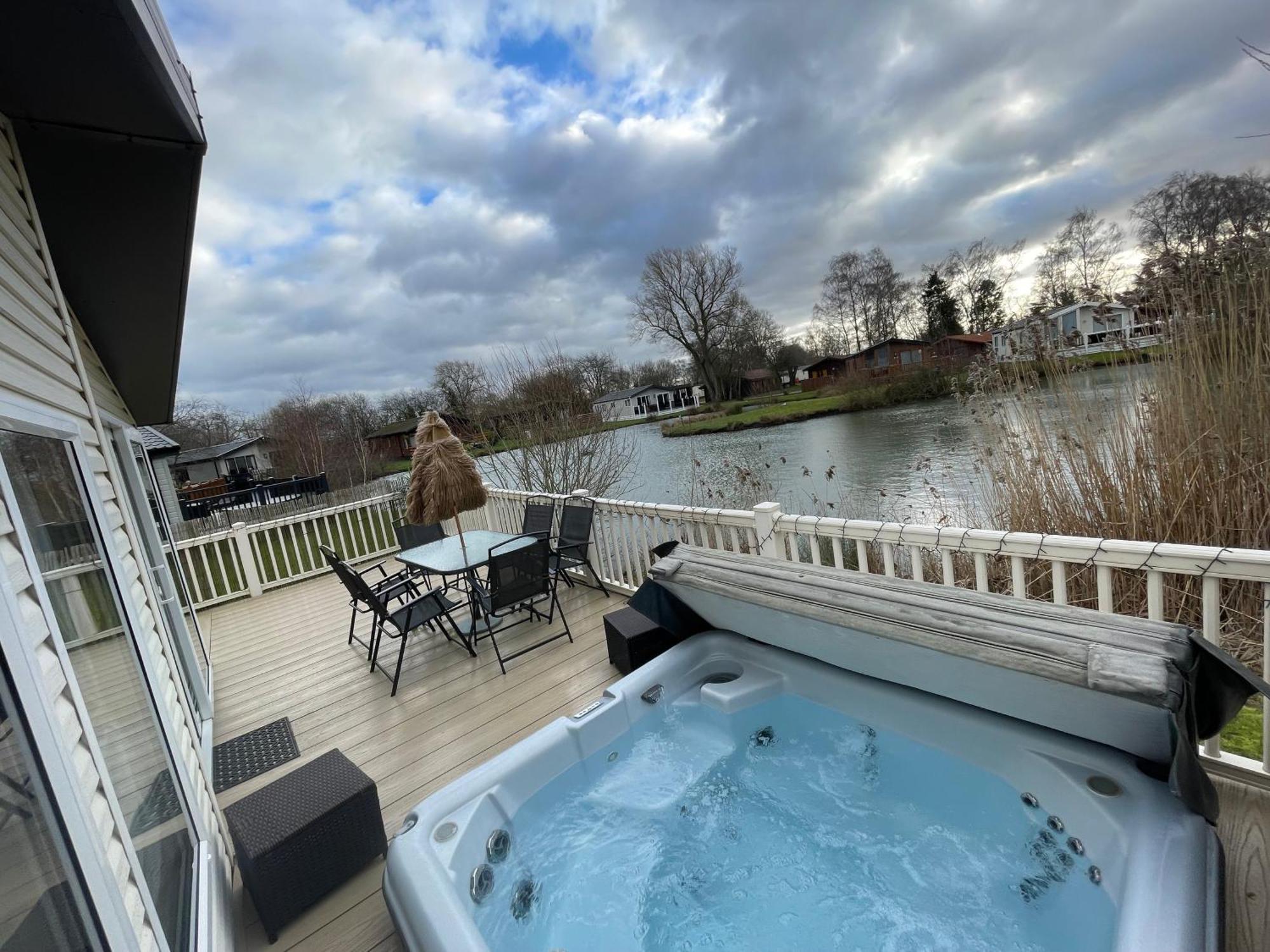 Luxury Lakeside Lodge L2 With Hot Tub Situated At Tattershall Lakes Country Park Bagian luar foto