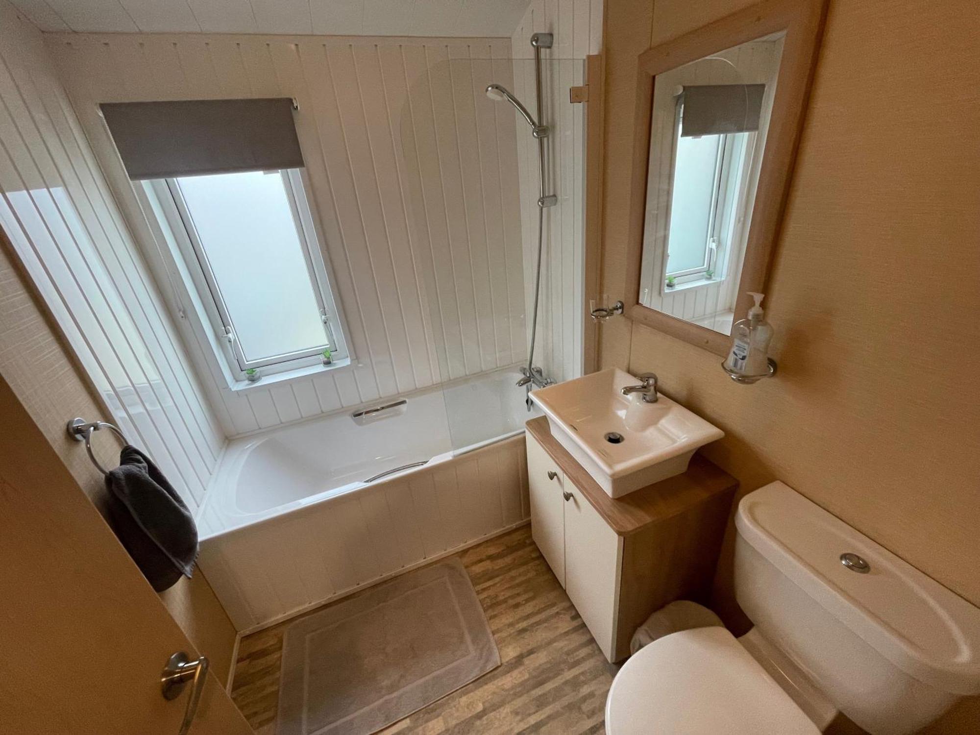 Luxury Lakeside Lodge L2 With Hot Tub Situated At Tattershall Lakes Country Park Bagian luar foto