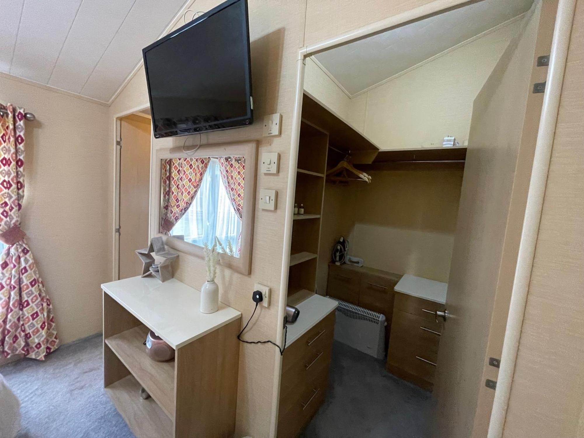 Luxury Lakeside Lodge L2 With Hot Tub Situated At Tattershall Lakes Country Park Bagian luar foto