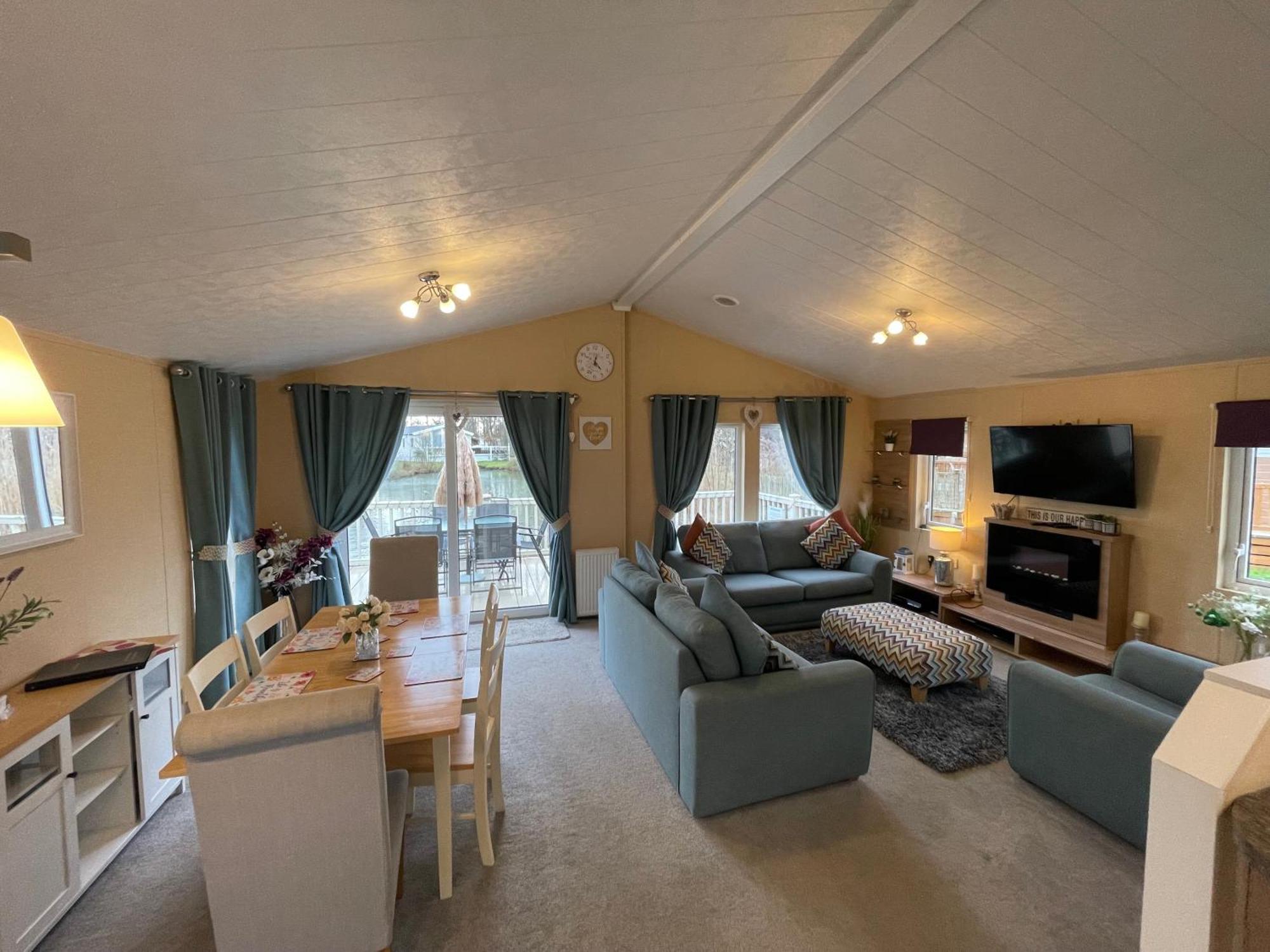 Luxury Lakeside Lodge L2 With Hot Tub Situated At Tattershall Lakes Country Park Bagian luar foto