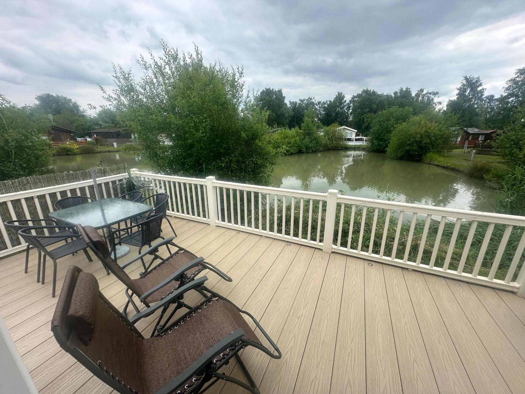 Luxury Lakeside Lodge L2 With Hot Tub Situated At Tattershall Lakes Country Park Bagian luar foto