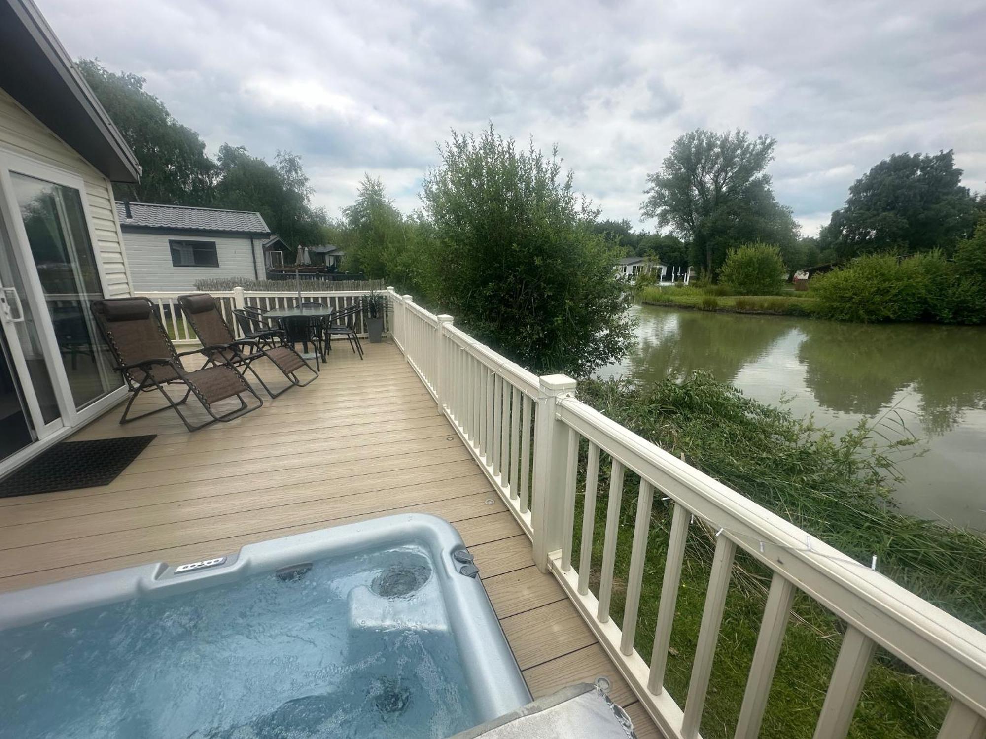 Luxury Lakeside Lodge L2 With Hot Tub Situated At Tattershall Lakes Country Park Bagian luar foto
